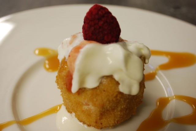 Jos kymppiannosten jälkeen jää tilaa jälkkärille, listalta löytyy esimerkiksi friteerattua jäätelöä.