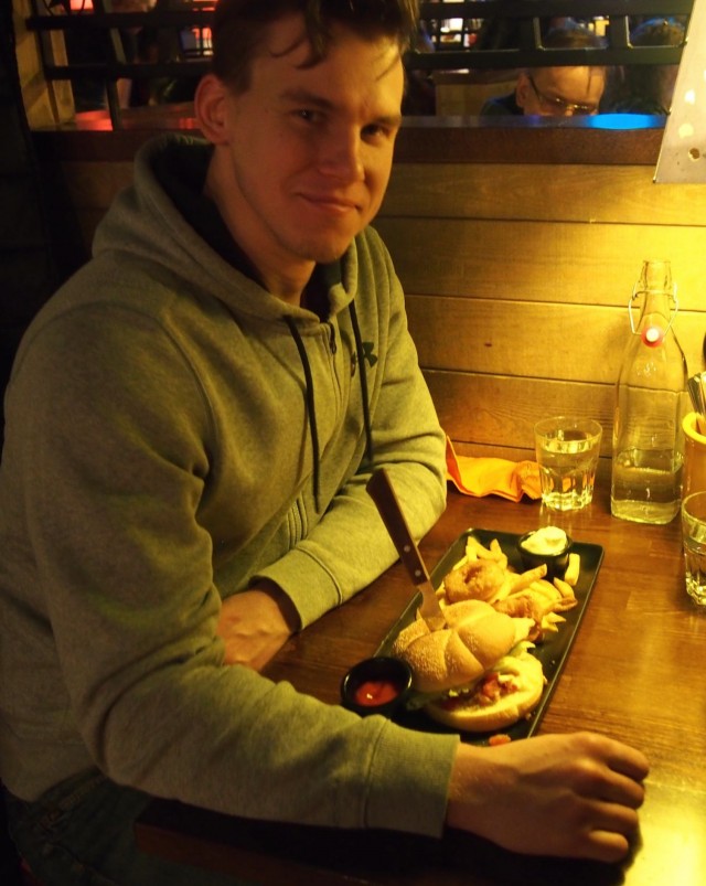 Sami Seppänen valitsi Amarillon SYÖ!-listalta Chicken ceasar burgerin.