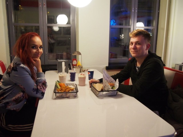 SYÖ!-kampanja on tuttu Helsingistä Hello!:ssa ruokaileville Ninni Hägglundille ja Frans Pitkäjärvelle.