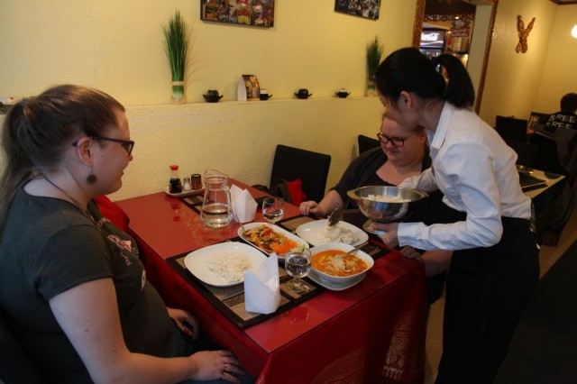 Tuuli Ruponen ja Jatta Jokinen testasivat Krataen antimia.