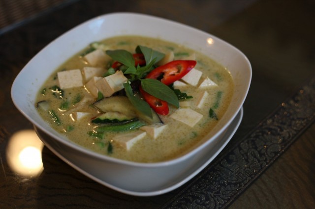 Krataen vihreä curry pesee kilpailijat mennen tullen: kastikkeessa maistuvat tuoreet yrtit ja chilipotku on juuri sopiva.