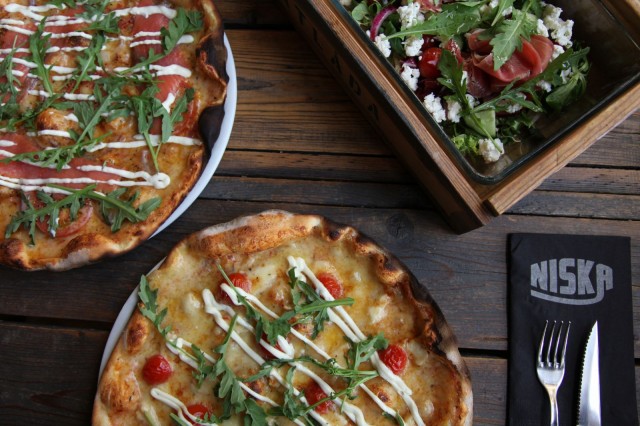 Niskasta saa peltileipää ja salaattia.