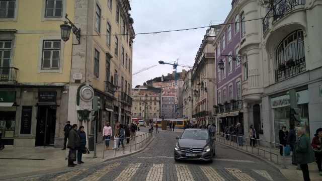 Portugalissa ei voi tietää miten hyvin remontoitu hieno huoneisto ränsistyneeltä näyttävässä talossa voi olla