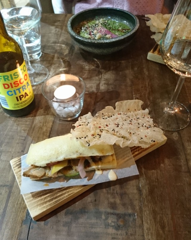 Etualalla PUTO ASADO kauempana MUNGGO. Frisco Disco sopii erinomaisesti possu-steambunin kanssa