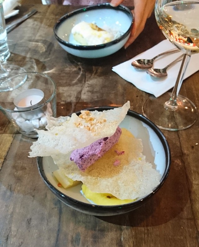 Jälkiruoat LECHE CON PILYO ja TURON DE LANGKA. Pieni happo, kirpeys tai raikkaus ei olisi pahitteeksi.