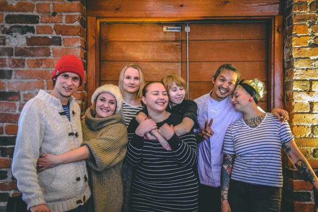 Uunisaaren ravintolan jengi. Vasemmalla omistajapariskunta Tuukka Mönttinen ja Nelly Kärkkäinen.