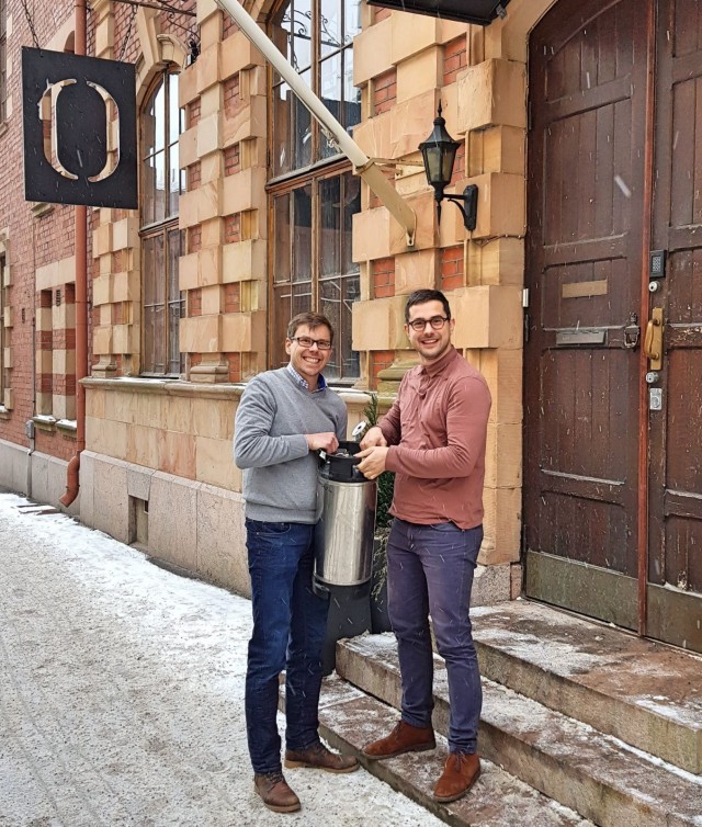 Juha Sinisalo ja Luka Balac innoissaan oluen äärellä.