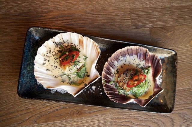 Kampasimpukkaa, limeä, korianteria ja chiliä.