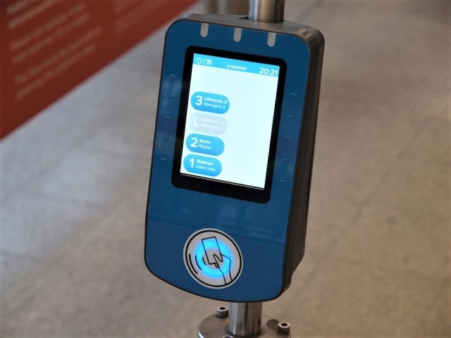 Voisiko jatkossa HSL:n lipunlukijalle vilauttaa pankkikorttia?