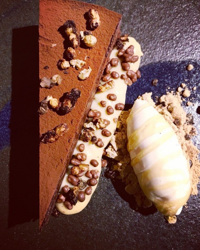 Aterian kruunaa kuhnuritoukilla höystetty suklaakakku.