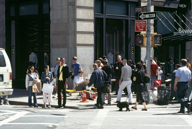 Missä menee katutaiteen raja? Otto Karvosen installaatio on nimeltään "Kaupunkitilan valtaamispakkaus".