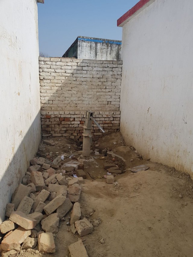 Koulutusjärjestelmä ei monissa maissa pysty vastaamaan lasten koulutustarpeeseen. Monessa luokkahuoneessa opiskelee samaan aikaan yli 50 oppilasta. Kouluista 22% on sähköt. Alle puolessa on mahdollisuus puhtaaseen juomaveteen.