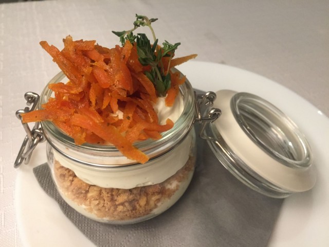 Porkkana-tuorejuustokakku sanan mukaisesti purnukasta.