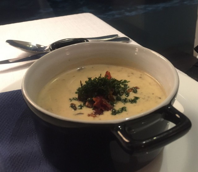 Kermainen metsäsienikeitto kera rapean Pancettan.