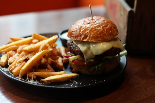 Say Cheese -burgerista ei puutu juustoa tai makua. Pihvi ja sämpylä ovat paikallisilta tuottajilta.