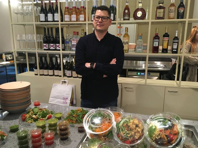 Alex Niemisen Oh La Laasta saa napattua salaatit kätevästi myös mukaan.