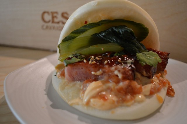 Chiliglaseerattua porsaanniskaa, kimchiä, pikkelöityä kurkkua ja tomaattihilloketta – niistä on Izakayan bunit tehty.