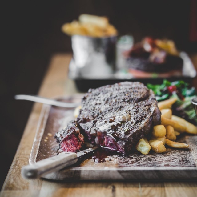 Burgereihin kyllästynyt SYÖ!jä voi herkutella esimerkiksi outback rump steakilla.
