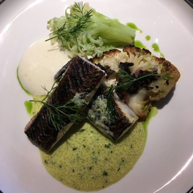 Hiillostettua siikaa, paahdettua kukkakaalia, simpukkakermaa ja hauenmätiä.