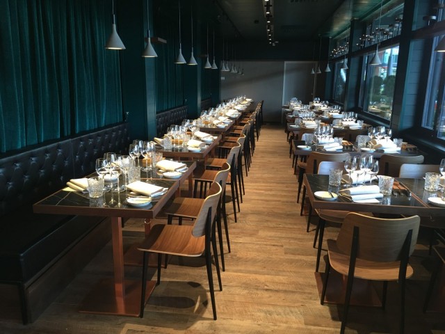 Ravintolasalissa hädin tuskin huomaa olevansa marketissa. Lounasaikaan verhot avataan ja ikkunoista aukeaa näkymä kauppaan.