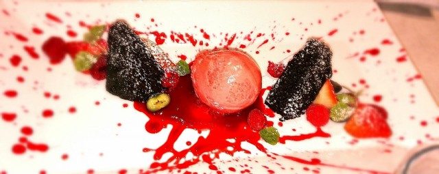 Suklaakakku ja vadelma -annos oli myös oikein kaunis