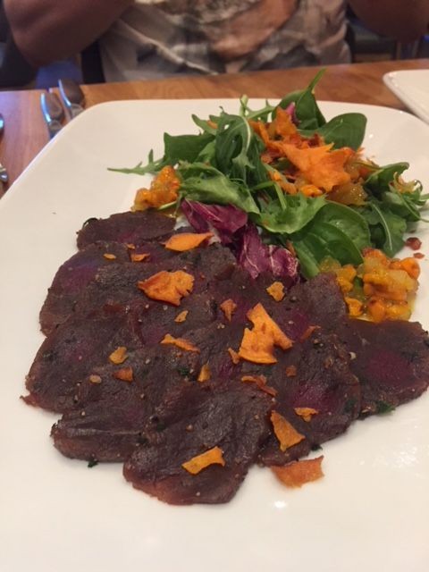 Riimisuolattua kauriinfileetä kauniisti tyrnien kanssa.