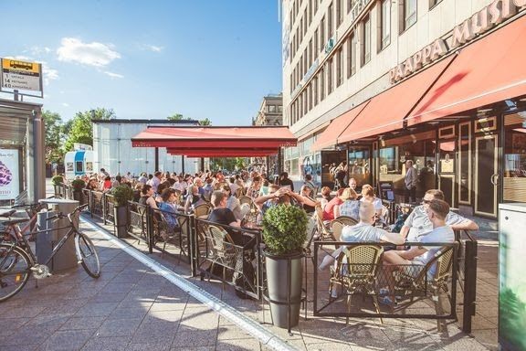 Aurinkoisena päivänä afterworkkia kelpaa viettää terassilla.