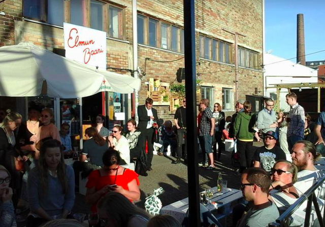 Elmun baarissa riittää kävijöitä joka kesä.