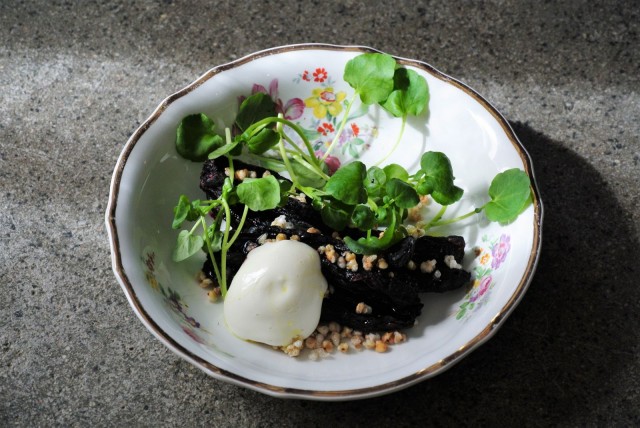 Annoksissa hyödynnetään runsaasti kotimaisia yrttejä.