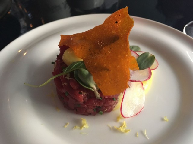 Wino: Tartar, hollandaisemajoneesia ja rapeaa porkkanaa