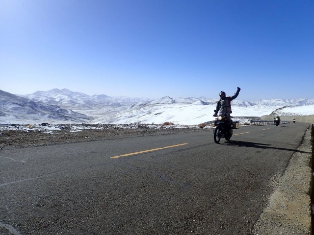 Välillä on pakko nostaa hymy väkisin poskille ja sanoa, me olemme vielä hengissä vaikka vatsa kramppaa jo kymmenettä minuuttia putkeen ja tekee mieli huutaa kivusta. Reissu on ollut rankempi kuin odotimme. Still alive.