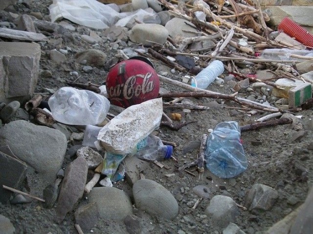 Rannat, tienpientareet ja ojat täyttyvät usein roskista.