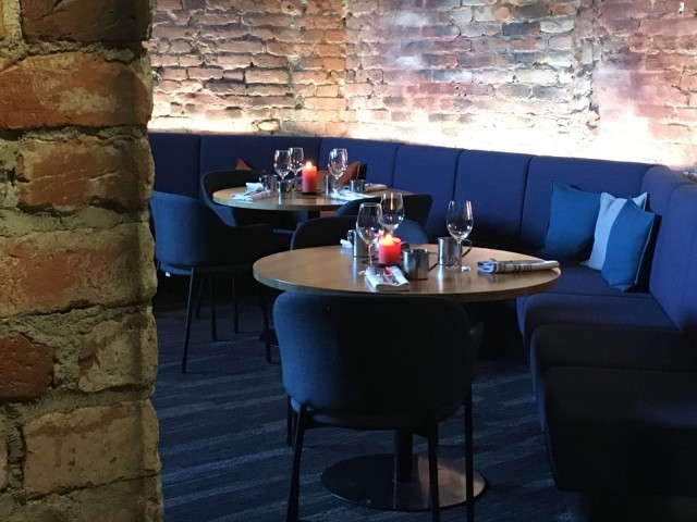 Vankilan vanhat tiiliseinät tuovat ravintolasaliin rosoisuutta.