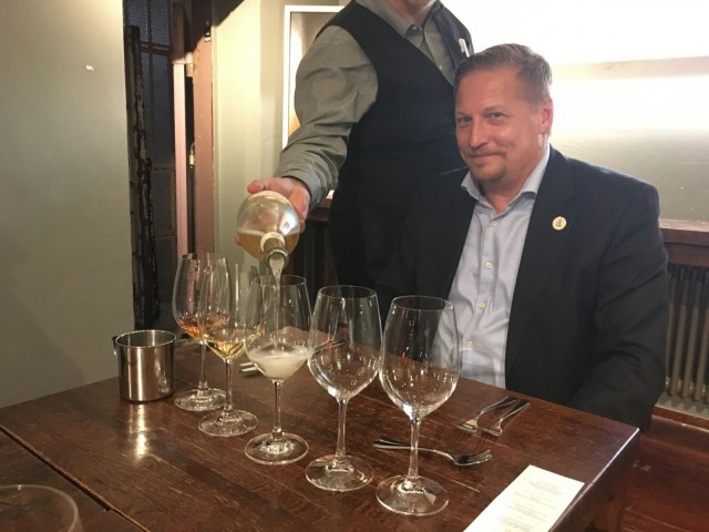 Viiniasiantuntija Jukka Routala johdatteli illallisvieraat samppanjan maailmaan.