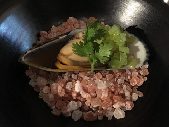 Besserat Rosén seurana maistui keittiön tervehdyksenä saapunut vihersimpukka.