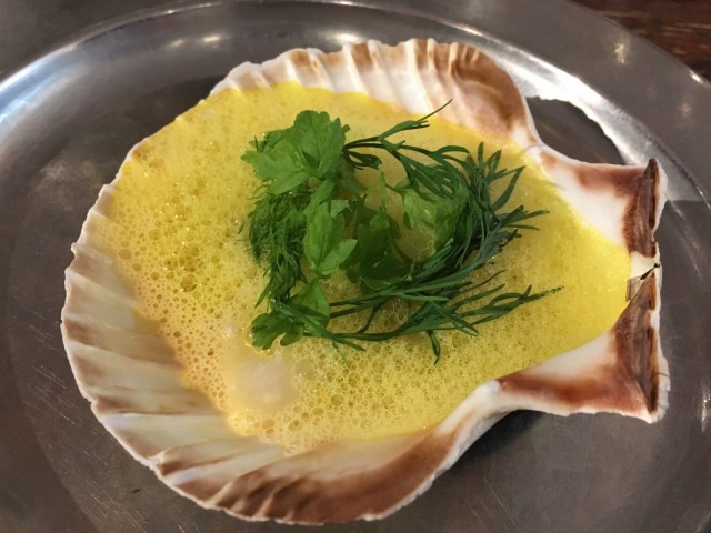 Merikrotin poskea ja rapua maustanut sahramivaahto vei kielen mennessään. Lasissa maistui Besserat Blanc de Blancs.