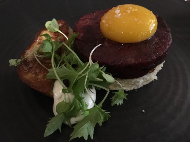 Hiillostettu porotartar tarjoiltiin rapeaksi paistetun ankanmaksan kera. Lanson Extra Aged teki makuelämyksestä täydellisen.