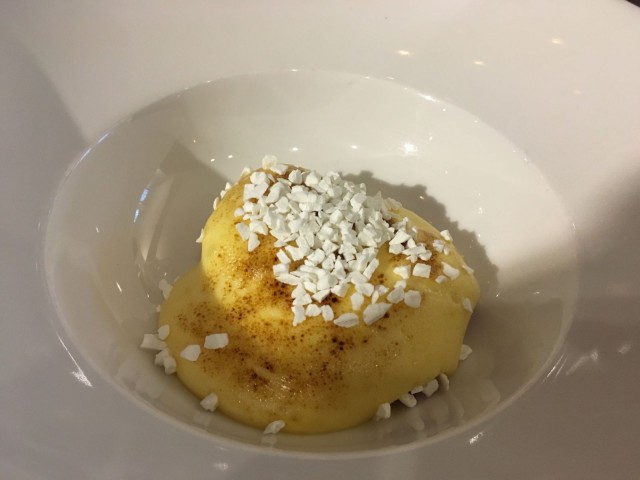 Pikkelöidystä mansikasta, mantelikakusta ja sabayonista koottu jälkiruoka leikkasi hienosti puolikuivan Lanson Ivory Labelin makeutta.