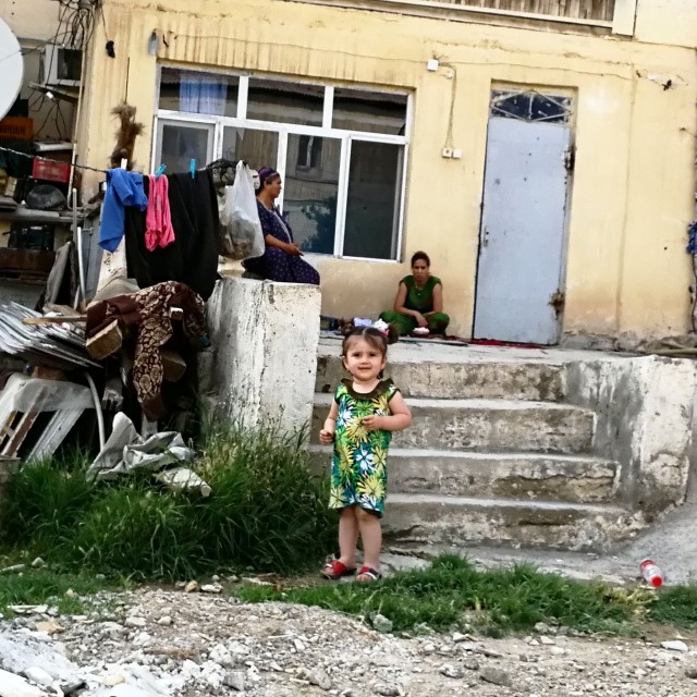 Turkmeeniperhe viettää iltapäivää.