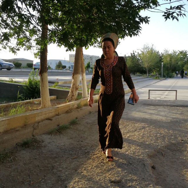 Turkmeeninainen tyypillisesti pukeutuneena.