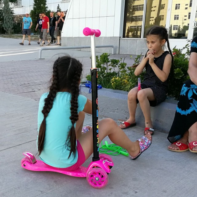 Turkmenistanissa lapset ja nuoret saavat pukeutua värikkäästi. Vanhemmille sitten hillityt vaatteet.