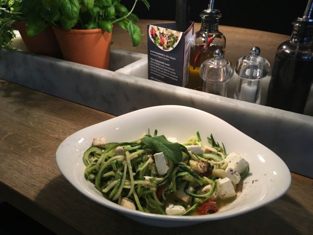 Vapianon kesäkurpitsa-annos saa makua tuoreesta salviasta.