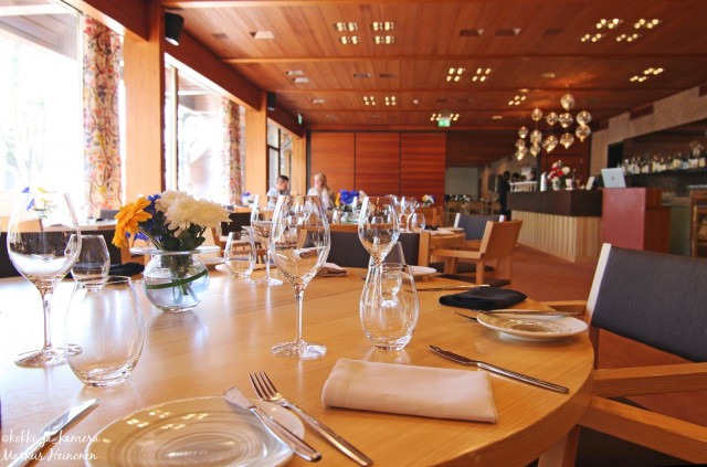 Hanasaaren sisustuksessa perinteinen design on sovitettu hyvin yhteen ympäröivän luonnon kanssa.