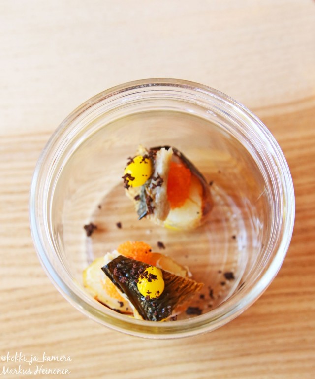 Amuse: Hiillostettua perunaa, keltuaiskreemiä, muikunmätiä ja savusilakkaa.