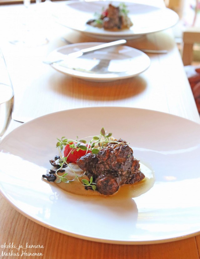 Toinen väliruoka: Maa-artisokkaa, maa-artisokkapyreetä, hiostettua tomaattia, tattaria ja parsaa.