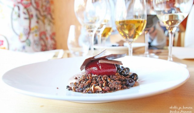 Jälkiruoka: Suklaa namelaka, mustaherukkasorbé, marinoitua mustaherukkaa, suklaalastu ja pähkinägranola