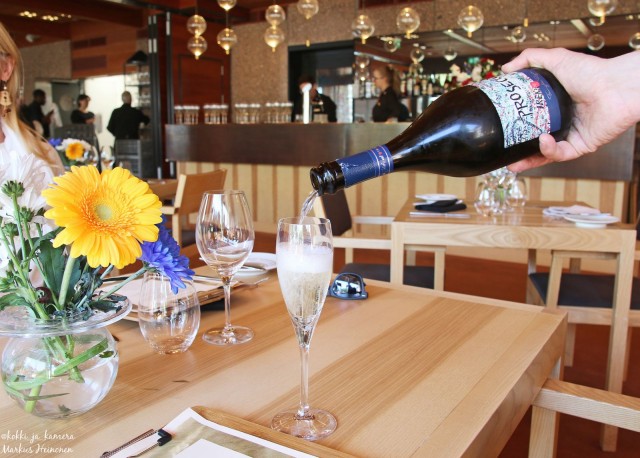 "Helmi Espoossa! Helsingissäkään ei moni yllä tälle tasolle, Espoota nyt ei tarvitse tässä yhteydessä edes mainita. Loistava kokonaisuus, joka onnistui kaikissa annoksissa tasaisesti. Hintalaatusuhde pääkaupunkiseudun kärjessä. Onnea!"