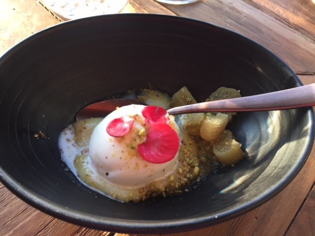 Raikas sorbettijälkkäri kruunasi ruokailun.