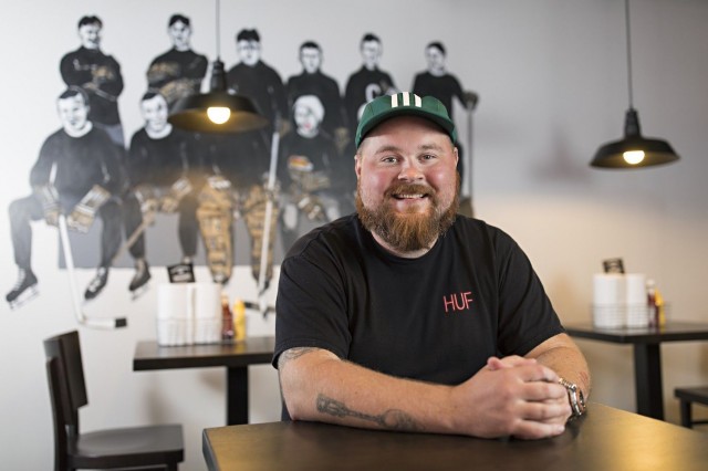 “Halusimme kunnioittaa Jyväskylän väkevää urheilujuhlaperinnettä ja olla samalla ravintolakonseptimme mukaisesti myös tuhma ja kapinallinen. Taiteilija Vesa Suksi maalasi Naughty BRGR Jyväskylän seinään 2.5 metriä leveän seinämaalauksen, joka näyttäy