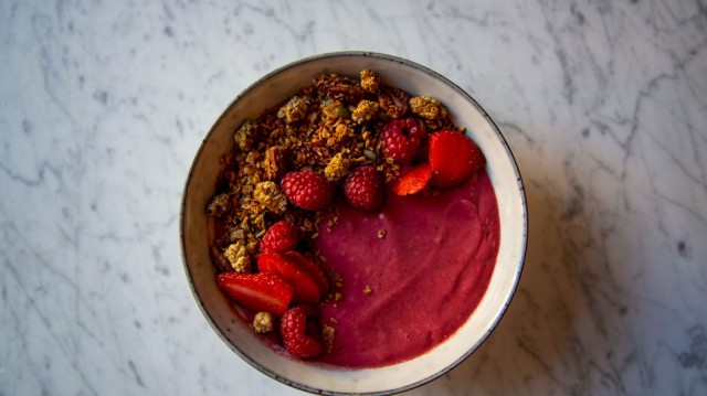 Aamu alkaa raikkaalla smoothiekulholla.